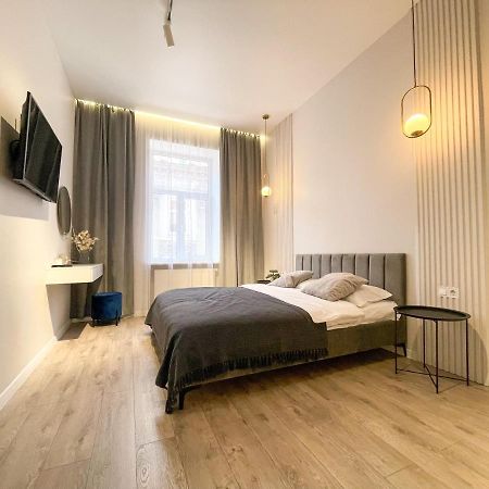 Апартаменти На Менцинського 6 Lviv Bagian luar foto